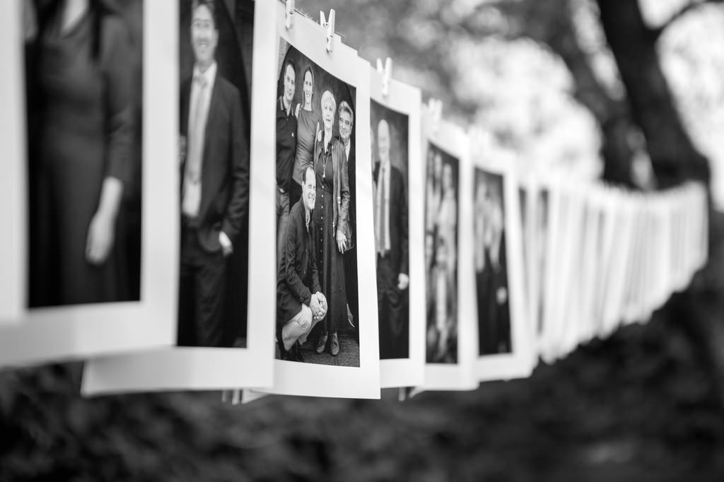 Set fotografico allestito al matrimonio per i ritratti stampati degli ospiti – Ospite d’Onore